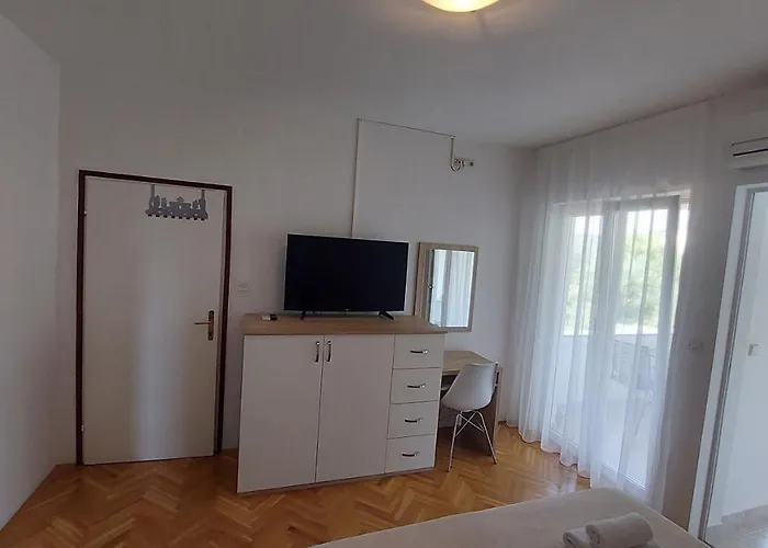 Karmen Apartment Kampor