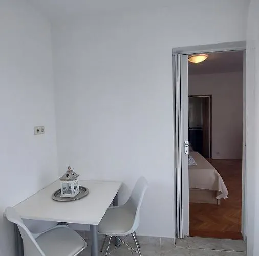 Karmen Apartment Kampor